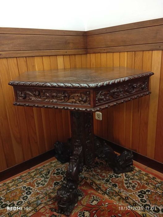 Mesa em madeira trabalhada