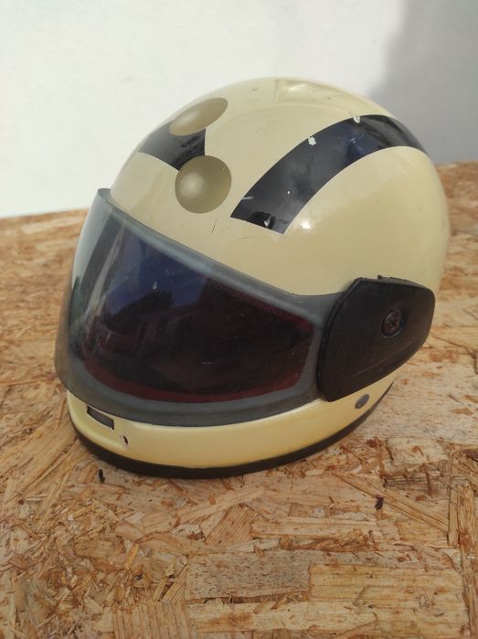 Capacete vintage de criança de brincar