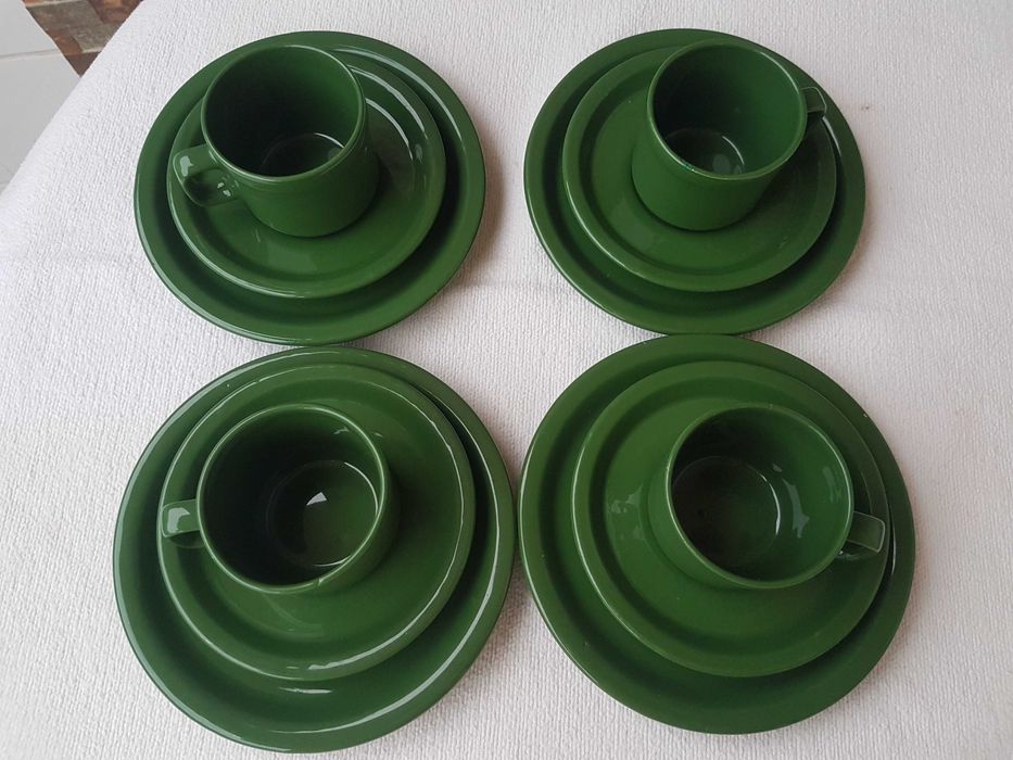 4 Chávenas de Café com Pires + 4 Pires Sobremesa