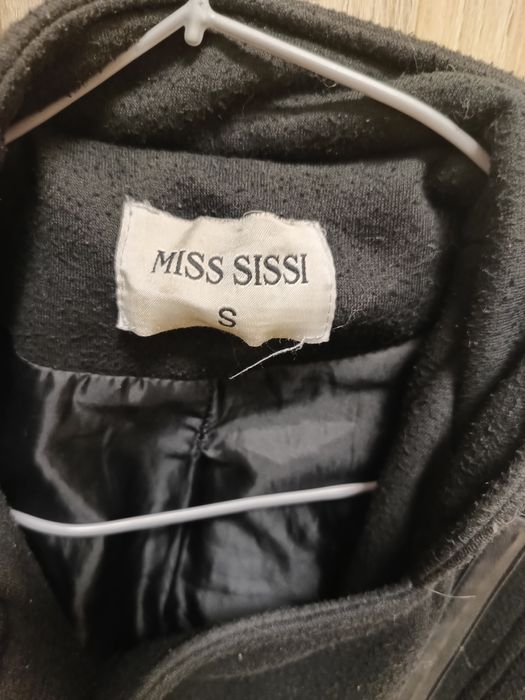 Damski czarny płaszcz zasuwany na suwak w rozmiarze S