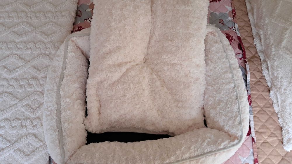 Alcofa NOVA com almofada amovível para cães ou gatos