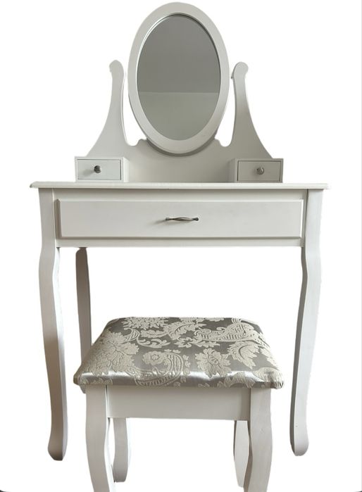 Biała toaletka z taboretem