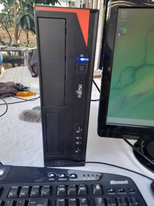 computador de secretaria Fujitsu muito bonito.