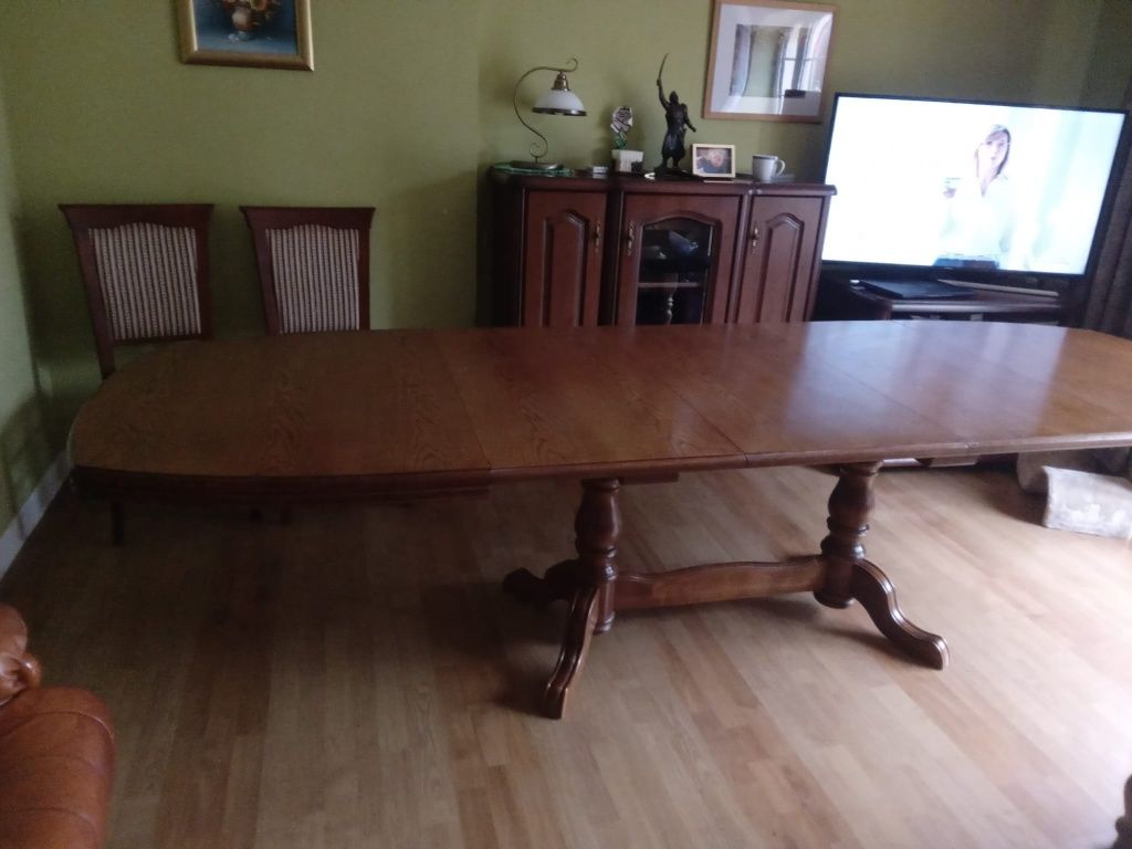 Duży stół drewniany w okleinie dębowej.