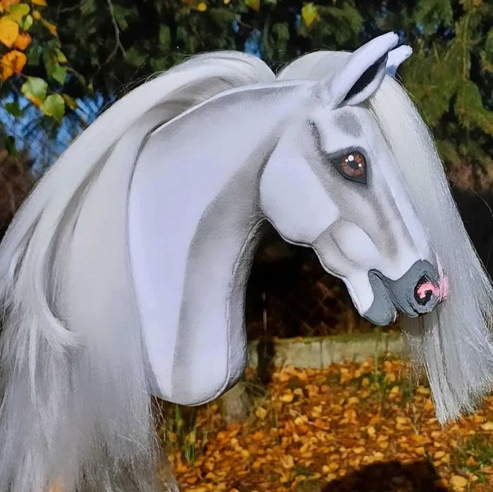 Siwy konik Hobby Horse A4 + sprzęt biały finland
