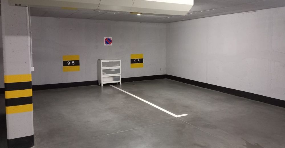 Zaspa dwa miejsca w hali garażowej