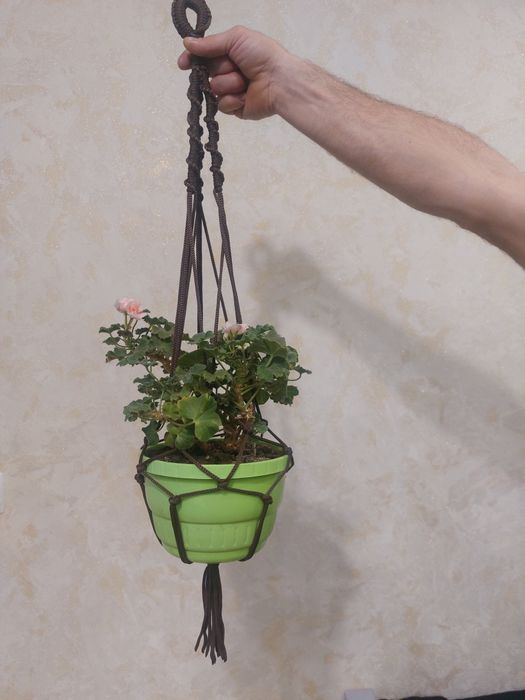 Підвіс для квітів,макраме білого і коричневого кольору