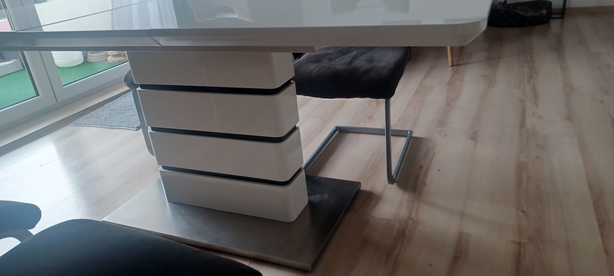 Stół rozkladany + 6 krzeseł