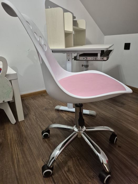 Biurko dzieciece i krzesło obrotowe