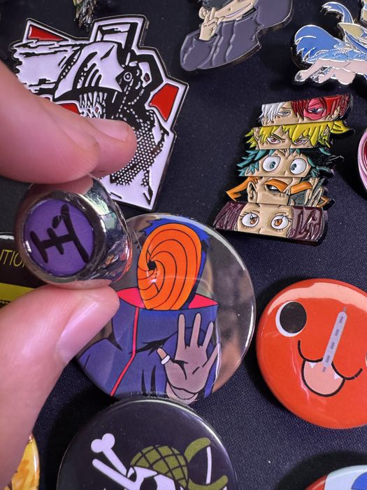 Peluche Chopper e pins de varios animes
