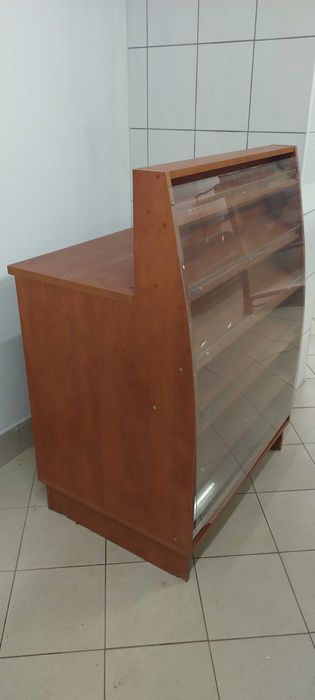 Lada sklepowe z witryną czołową