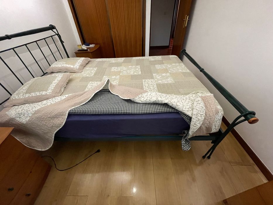 Cama 140*200 de ferro e estrado em muito bom estado