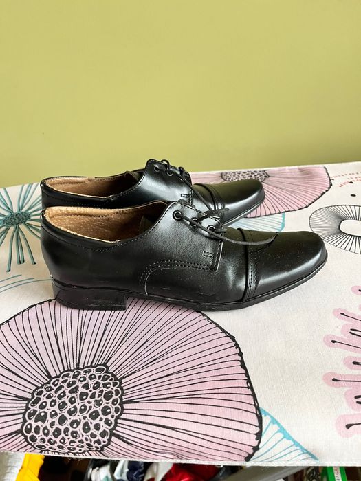 Buty czarne pantofle chłopięce rozmiar 36