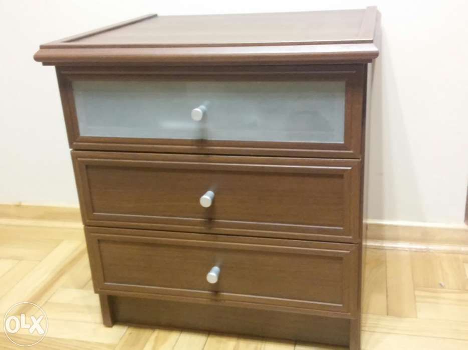 Szafka nocna z trzema szufladami, idealna do sypialni. Mini komoda