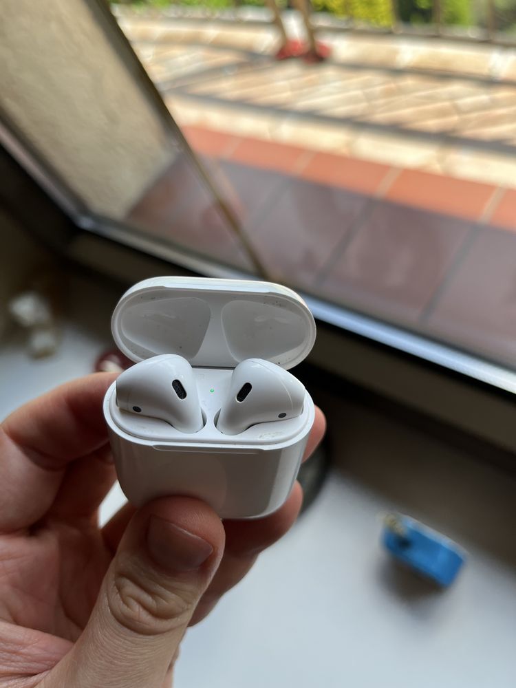 Słuchawki AirPods 2. generacji z etui ładującym