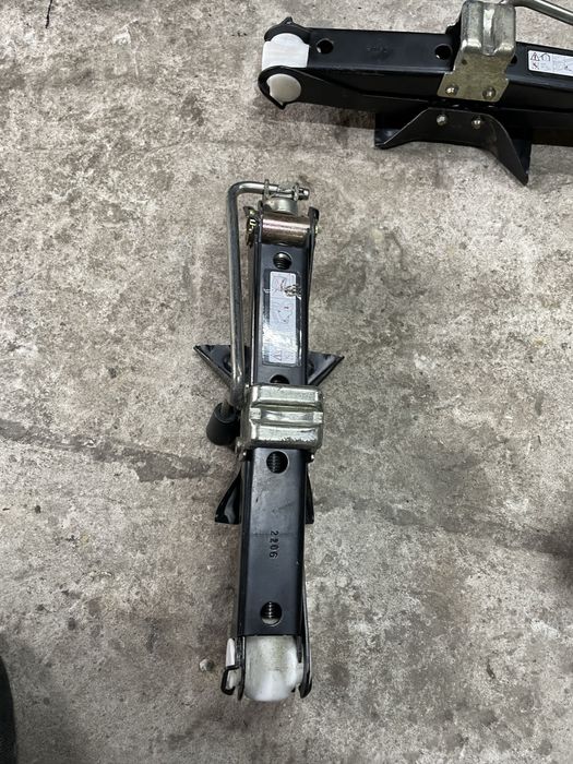 Домкрати у хорошому стані два нових по гривень а по 450 за іншого 300