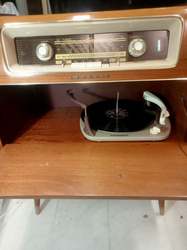 Móvel com rádio e gira discos Grundig