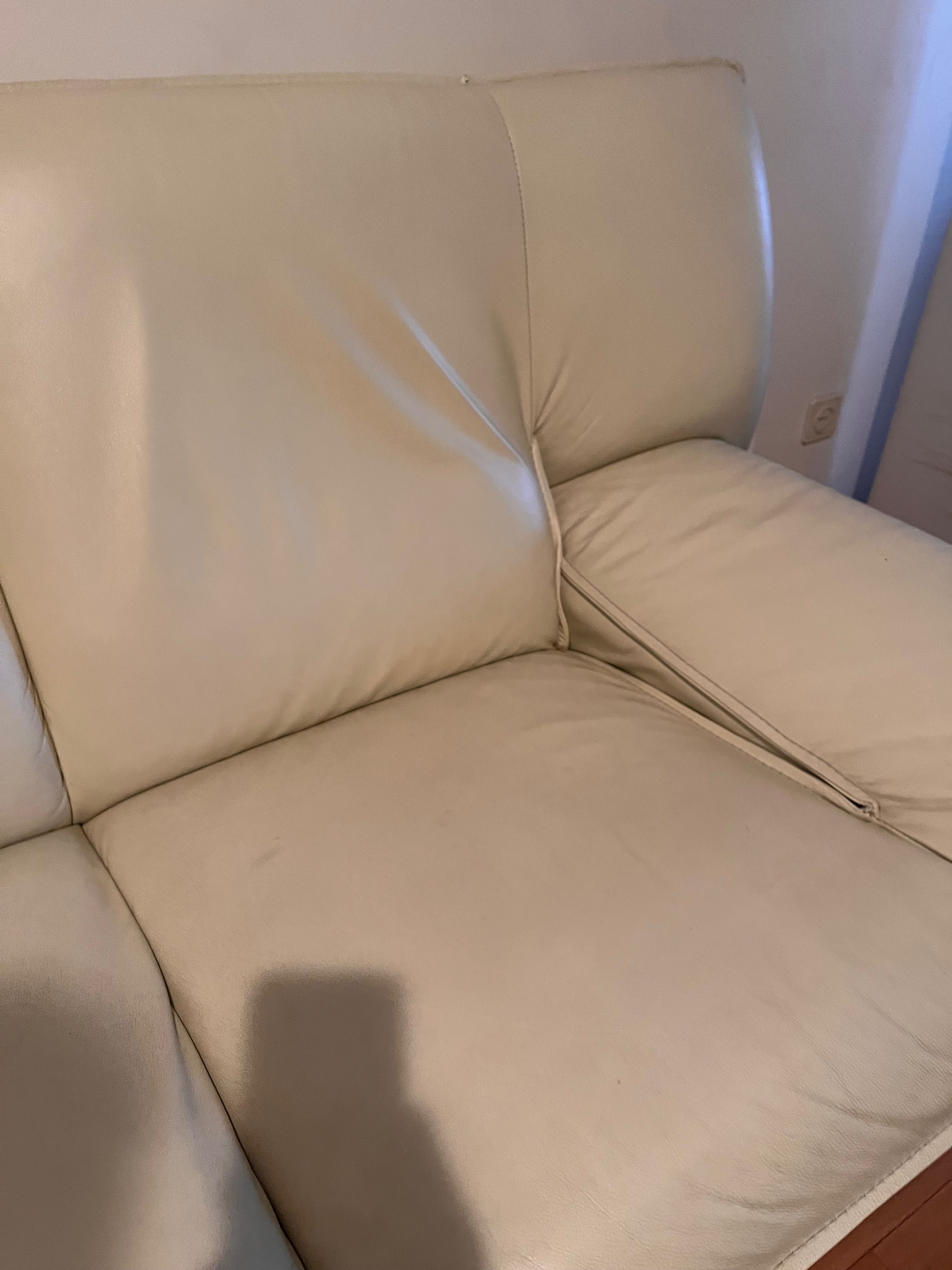 2 Sofás de Pele Bege – Design Moderno e Confortável (2 unidades)
