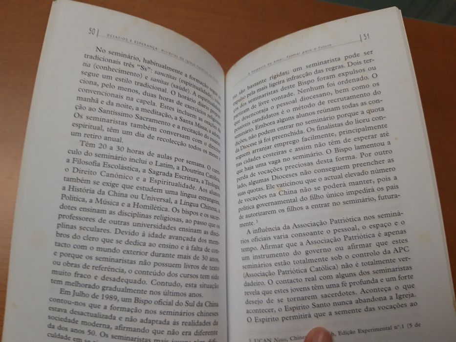 Livro "Desafios e Esperança: História da Igreja Católica na China"