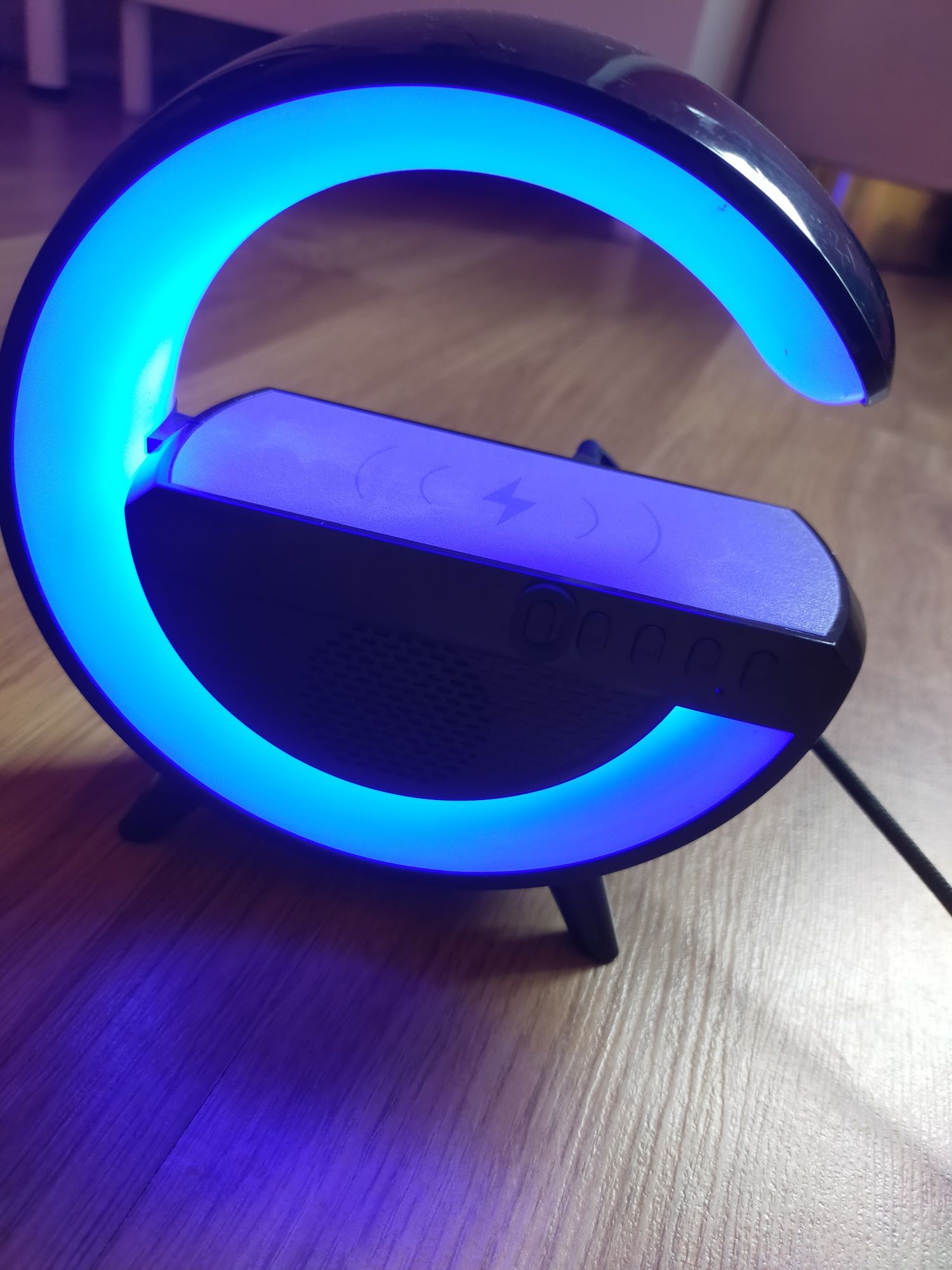 Lampka led, radio na bluetooth oraz ładowarka indukcyjna w jednym.