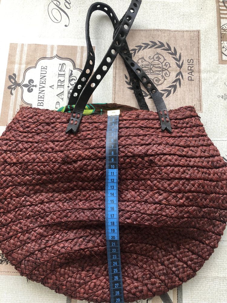 Симпатичная фирменная сумочка из соломы с кожаными ручками