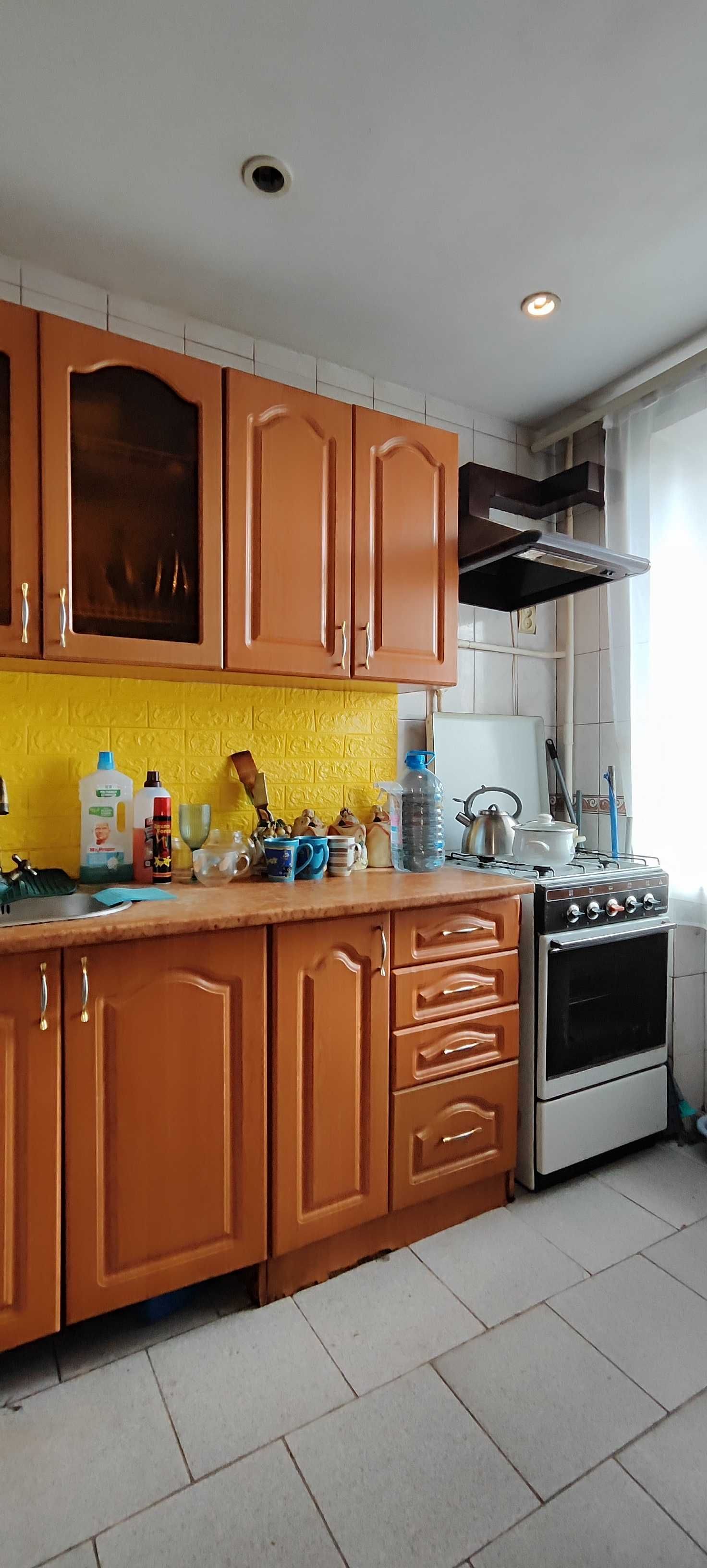 Продам трикімнатну квартиру покращеного планування у цегляному будинку