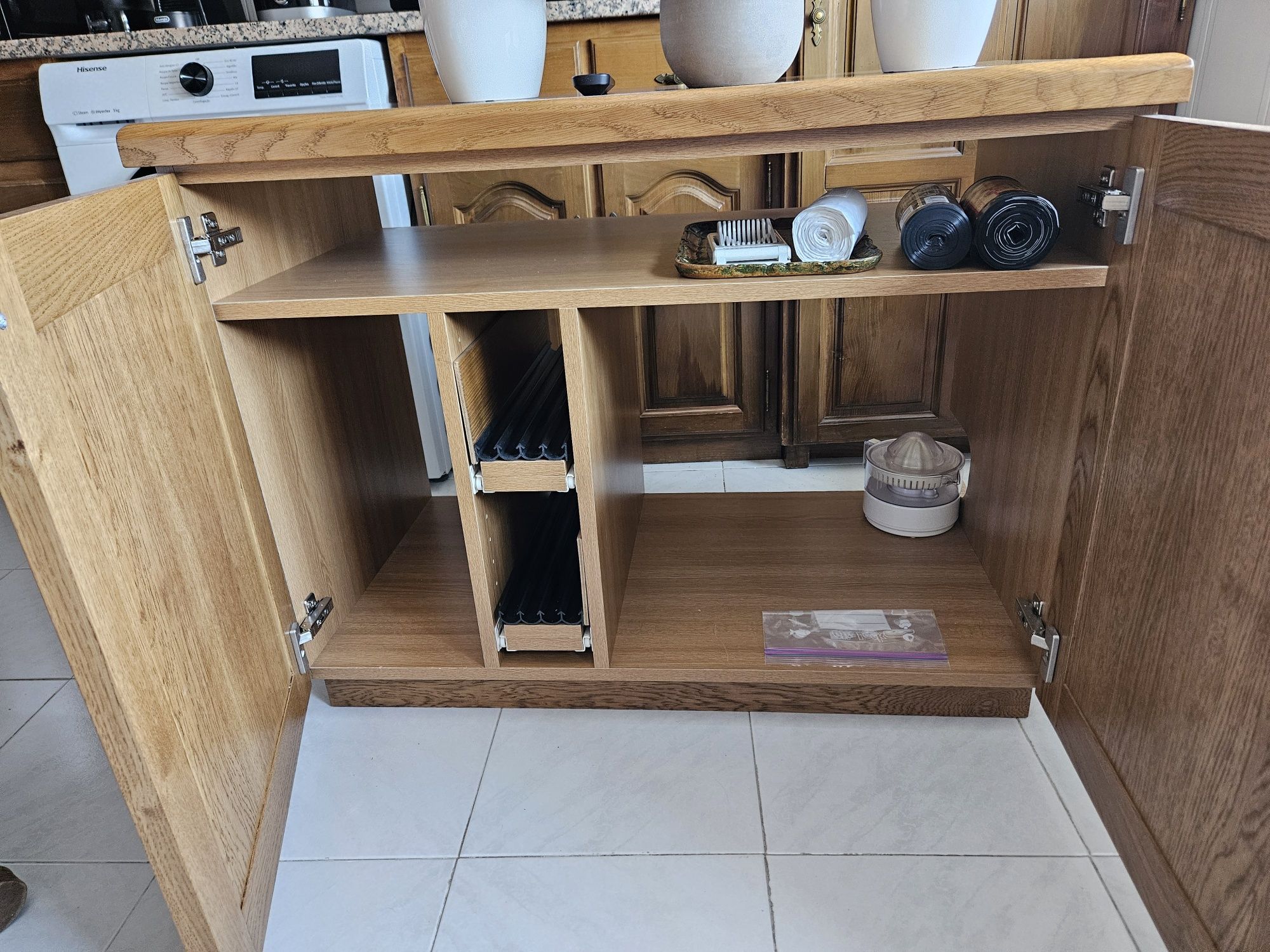 Móvel madeira maciça de sala ou cozinha, com pouco uso