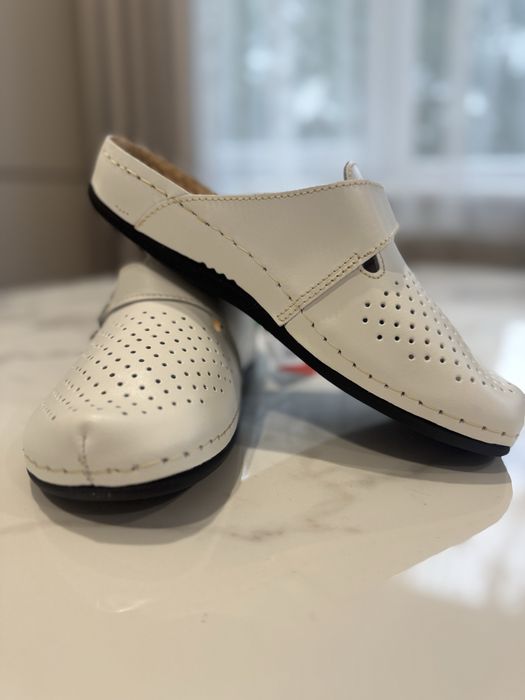 Шкіряні тапки Інблу.