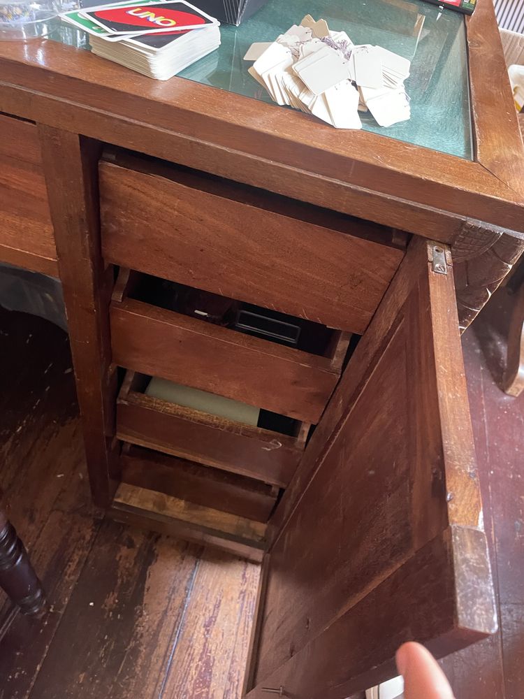 Mesa de madeira antiga