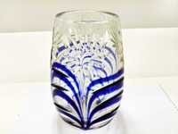 Kryształowy wazon z niebieskimi zdobieniami