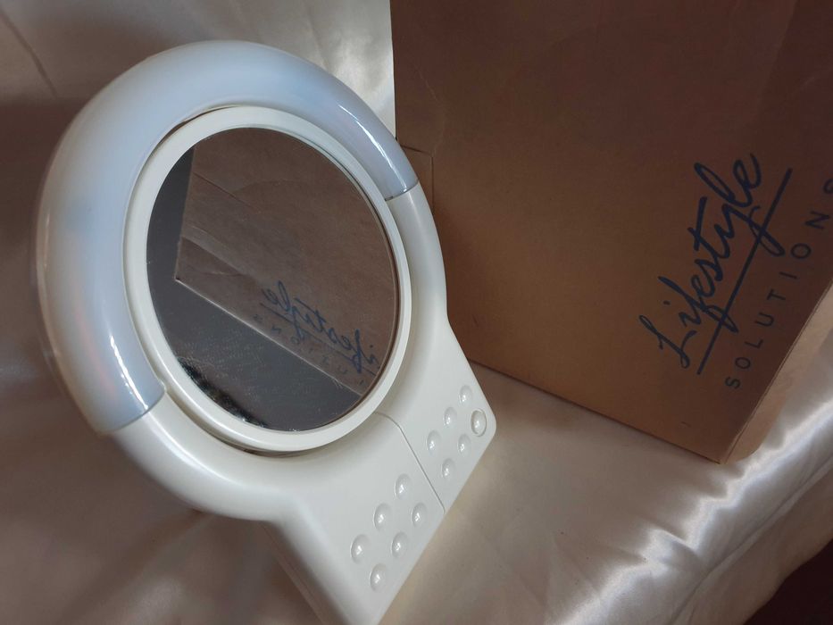 Espelho de Beleza AVON com Luz e espelho de ampliação no verso - NOVO