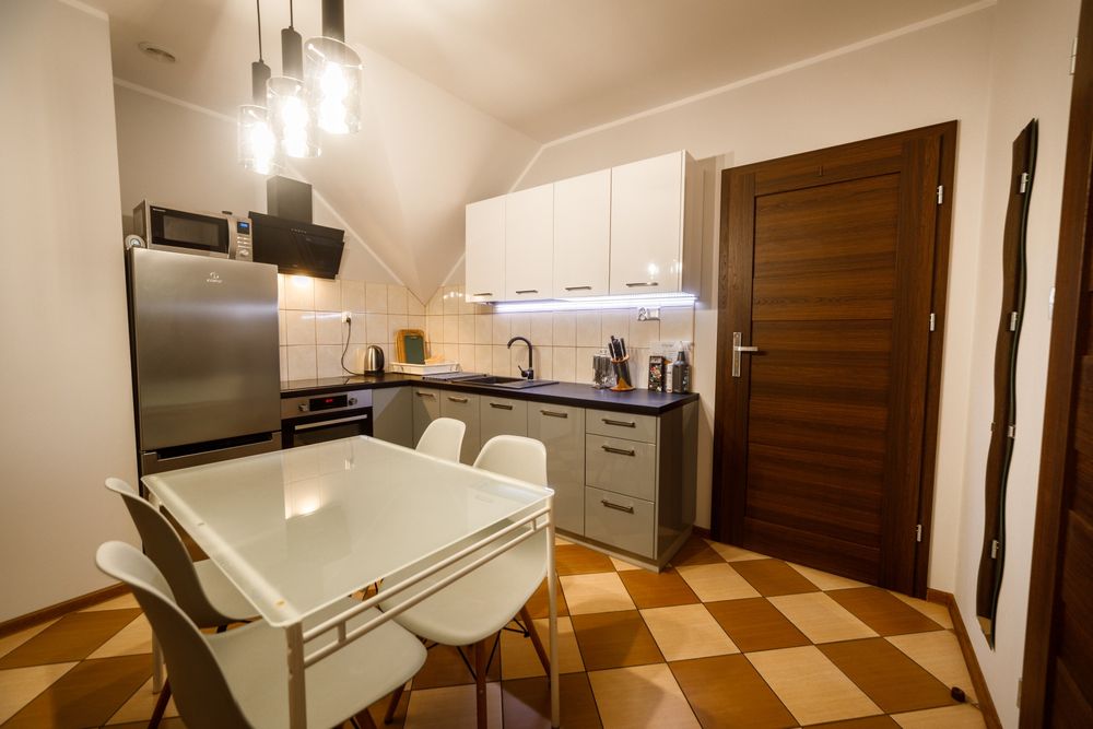 Pokoje z łazienkami i wyposażoną kuchnią w Chmielnie