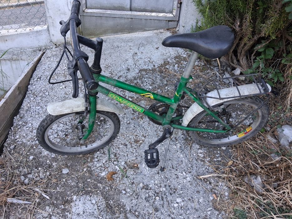 Bicicleta de criança em nom estado