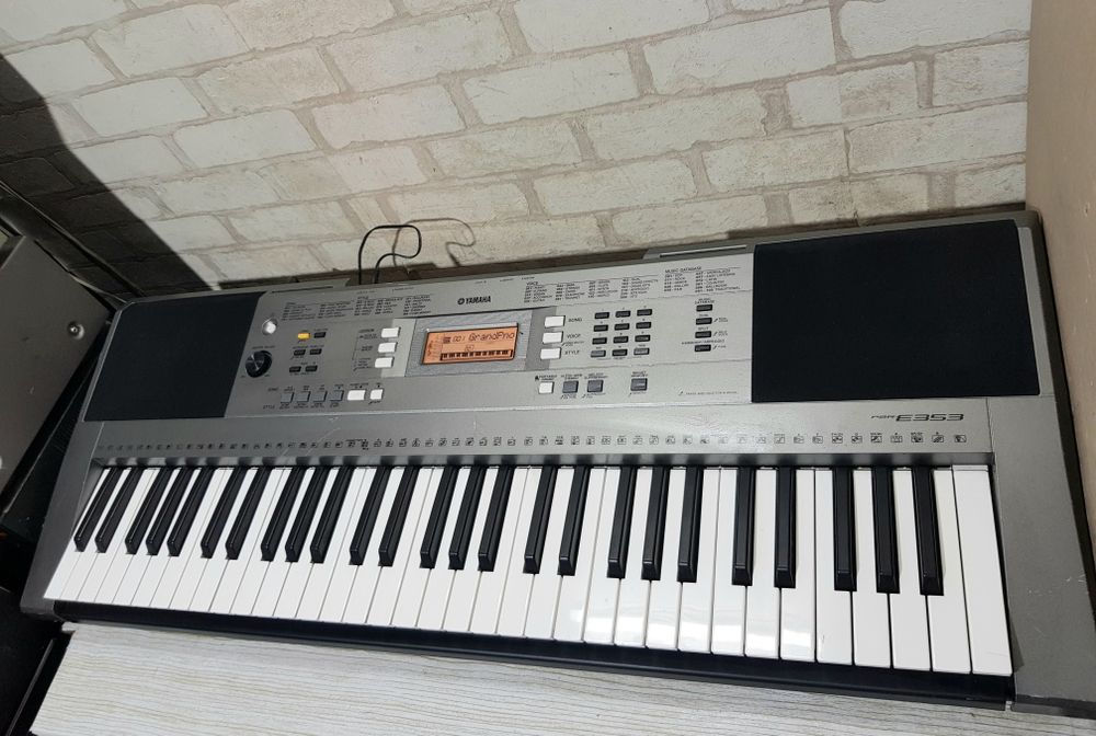 Синтезатор Yamaha PSR E 353 б/у з Німеччини