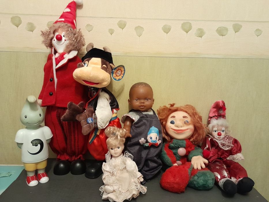 Кукла,кокеси,  машинки, хоккей  гирлянды. игрушки ёлочные.