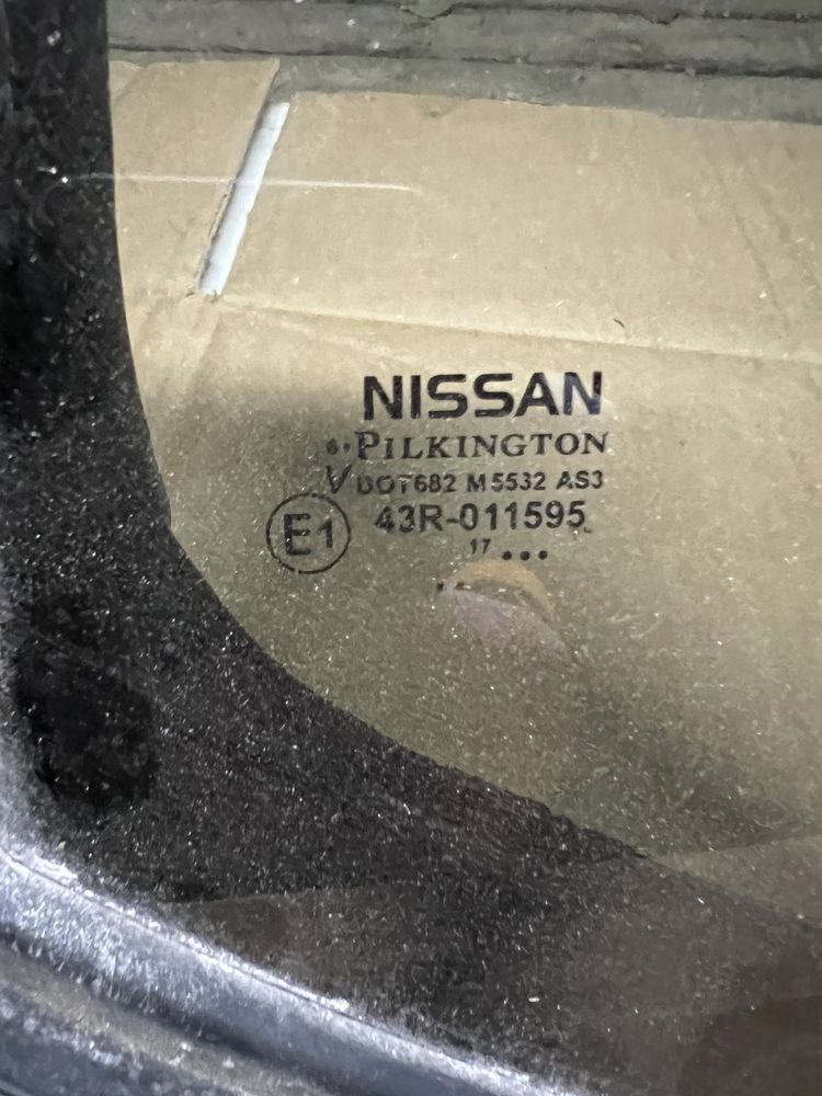 Заднее правое стекло , задней правой двери nissan leaf 2018
