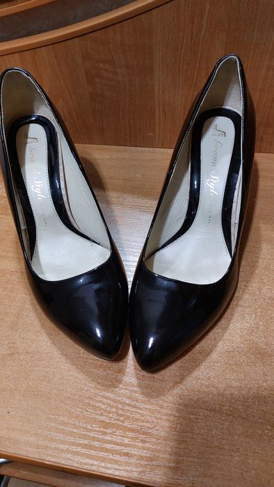 Шкіряні туфлі на каблуку