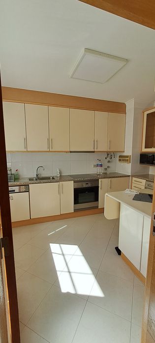 Movel de cozinha em estado razoável sem eletrodomésticos