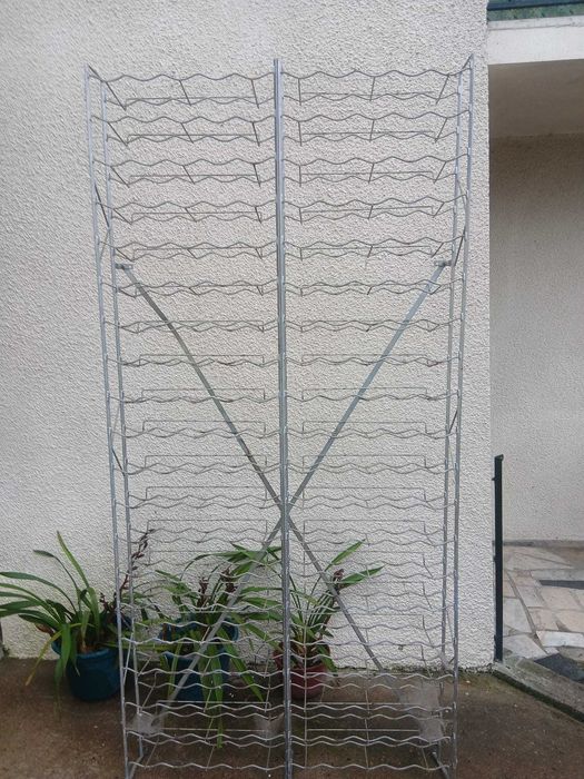 Garrafeiro metálico grande – cerca de 200 garrafas