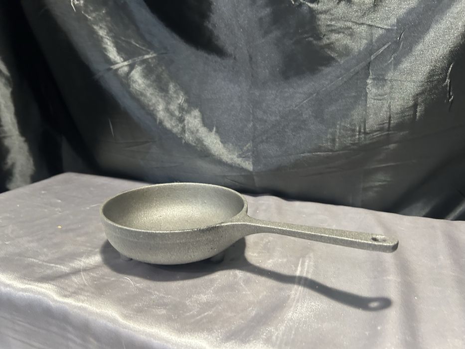 Żeliwna patelnia na trzech nogach – niski rondel – 13,5 cm