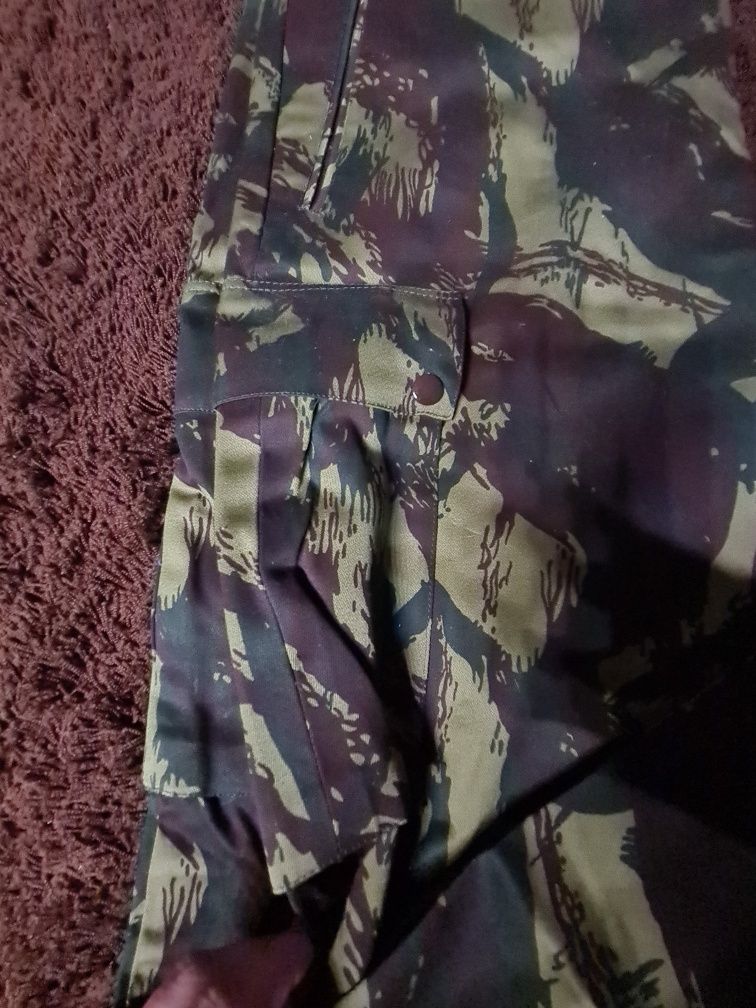 Calça camuflada nova