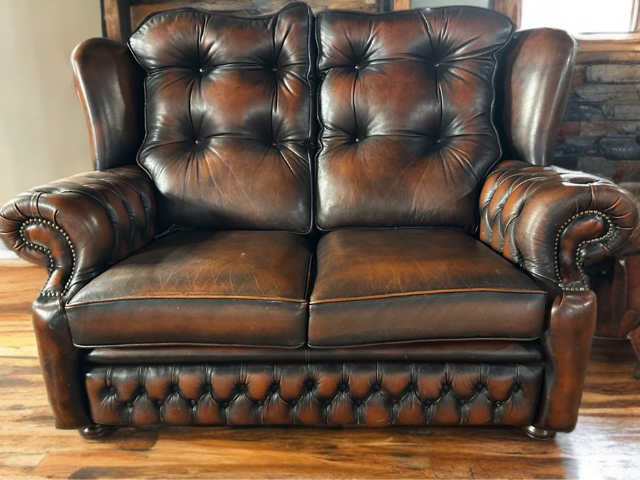 Продам двомісний шкіряний диван у стилі Chesterfield