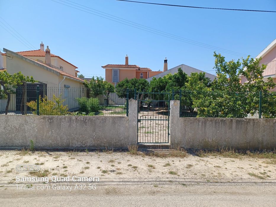 Terreno com anexo em Azeitão