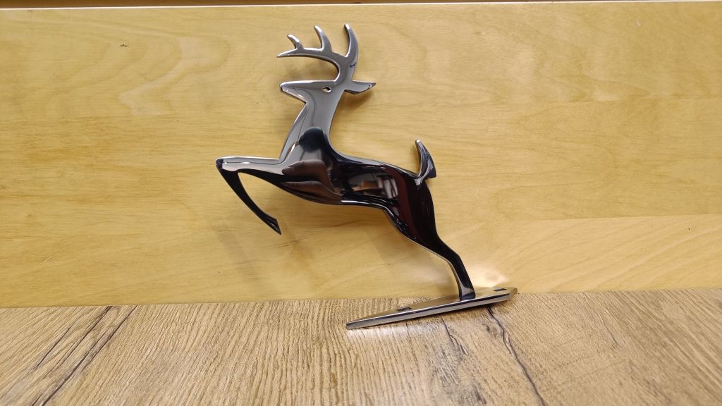Prezent Polerowany jelonek John Deere 20cm na maskę emblemat znacznik