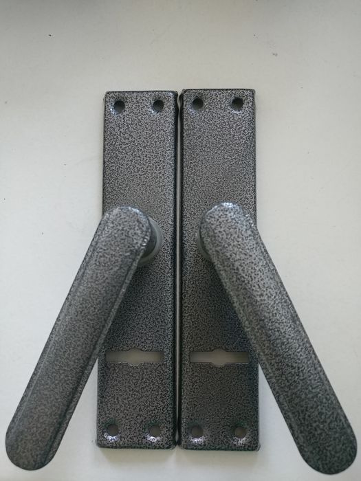 Дверные ручки на двери