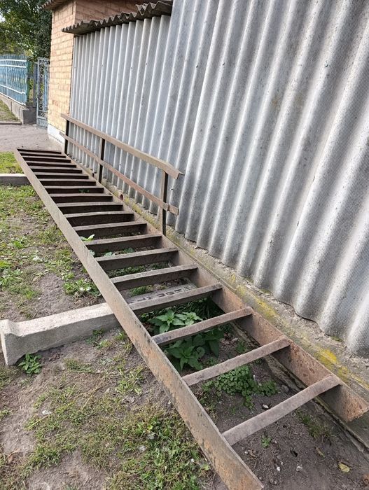 Металева зварна драбина, сходи.
