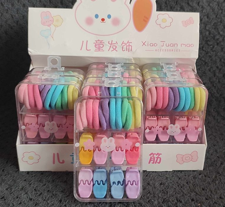 Zestaw spinek i gumek w opakowaniu