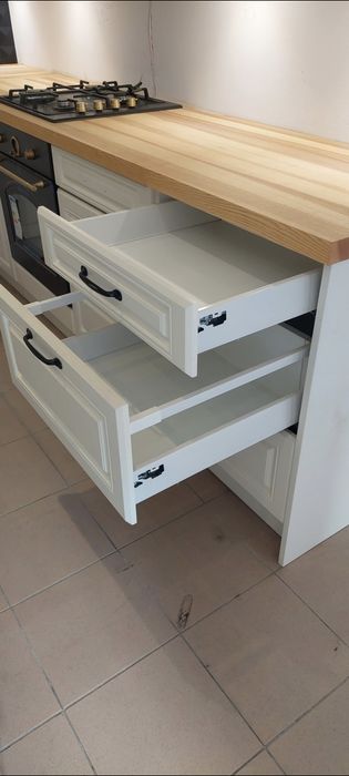 Meble kuchenne  z ekspozycji z   frontami lakierowanymi .