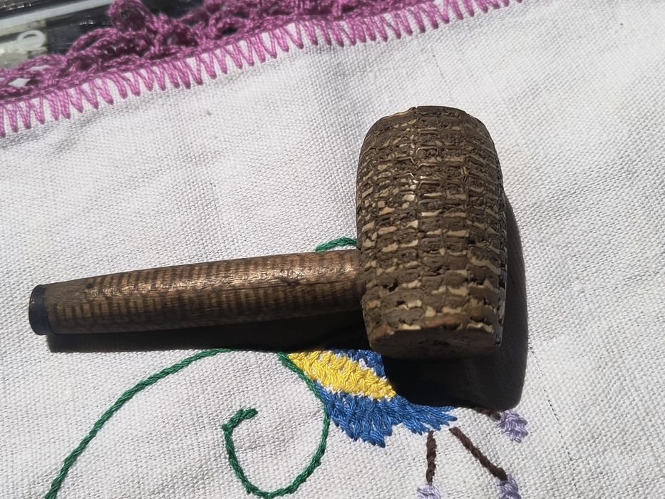 Stara fajka wykonana z kolby kukurydzy