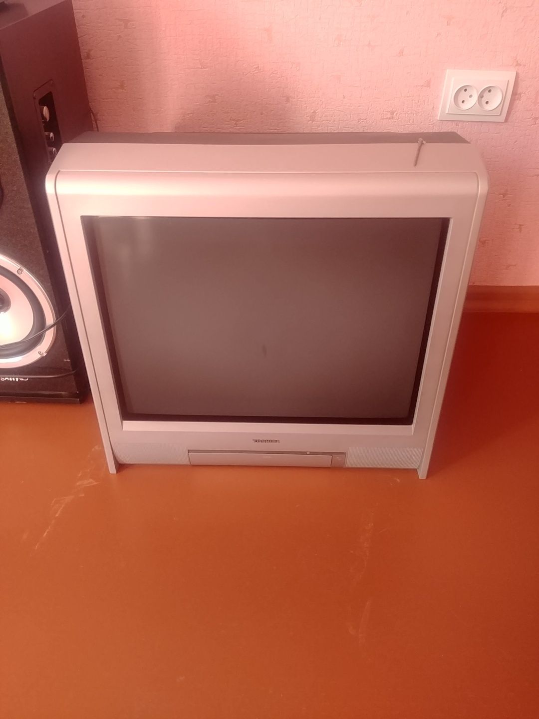Телевізор Toshiba, колонки sanyo, DVD BBK, тюнер cosmo sat